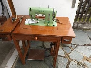 Historische Nähmaschine mit Elektroantrieb