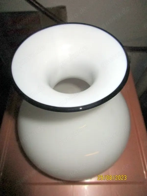 1    sehr   schöne   weisse  Glas   -  Vase