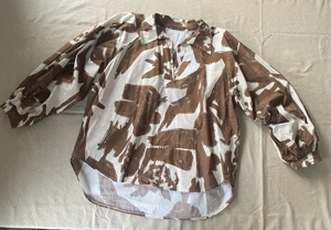Moderne braungemusterte Bluse