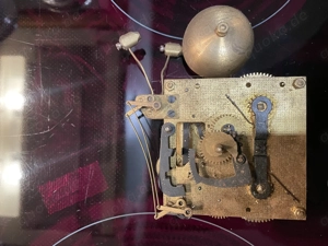 Uhrwerk klein mit Glocke ohne erkennbaren Hersteller
