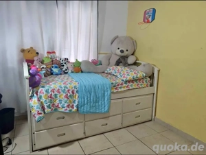 Ich verkaufe ein Doppelbett (2-in-1) mit Matratze.