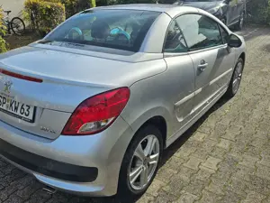 Peugeot 207 207 CC 120 VTi Roland Garros Bild 5