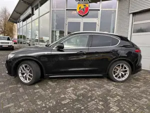 Alfa Romeo Stelvio Lusso Ti Q4 / Standheizung / Glasschiebedach Bild 2