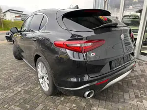 Alfa Romeo Stelvio Lusso Ti Q4 / Standheizung / Glasschiebedach Bild 3
