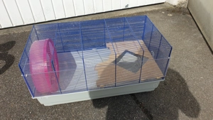 Kleintierkäfig für Mäuse, Hamster usw. mit Laufrad. Maße 68 x 37 x 34 jeweils cm.