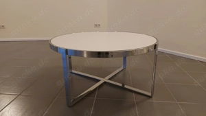 Schicker Couchtisch aus Chrom und Glas