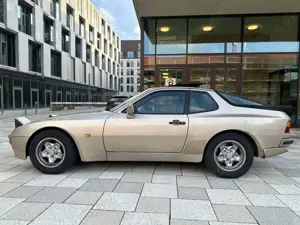 Porsche 944