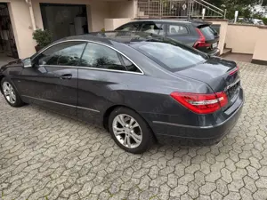 Mercedes-Benz E 220 E 220 CDI BlueEfficiency (207.302) Bild 3