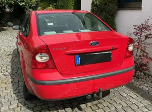 Ford Focus Focus Stufenheck 2.0 16V Aut. Ghia Bild 3