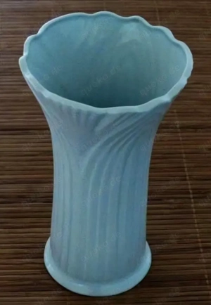 Vase aus Porzellan in weiß, schlicht und dekorativ