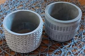 Zwei kleine, moderne und dekorative Blumentöpfe