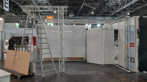 Messestandmonteur hilft beim Abbau