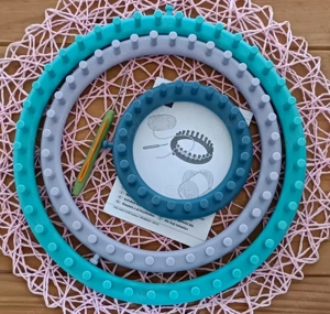 TAUSCHEN: Stricken ohne Vorkenntnisse - Strickrahmen inkl. ca. 200g Wolle