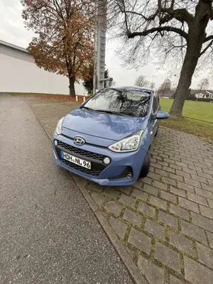 Hyundai i10 1.0 blue
