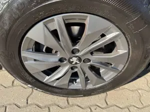 Peugeot 2008 Allure GT-Line PT 130 Bild 3