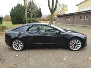 Tesla Model 3 Performance Allrad TV Bild 5