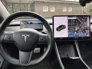 Tesla Model 3 Performance Allrad TV Bild 3