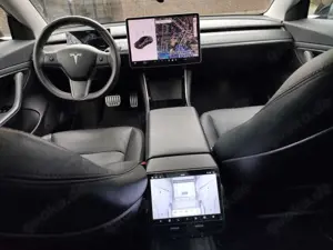 Tesla Model 3 Performance Allrad TV Bild 2