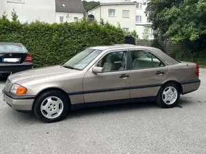 Mercedes-Benz C 180 W202 OLDTIMER AUTOMATIK AHK SERVO TÜV NEU Bild 2