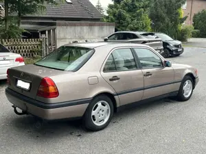 Mercedes-Benz C 180 W202 OLDTIMER AUTOMATIK AHK SERVO TÜV NEU Bild 4