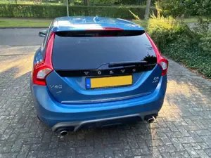 Volvo V60 V60 D6 Plug-In-Hybrid AWD R-Design, AHK, StandHz Bild 3