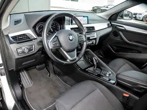 BMW X2 sDrive18d Aut GSD AHK LED Navi Parkassist 1VB Bild 3