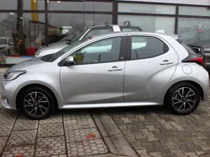 Toyota Yaris Hybrid Club Einparkhilfe hivo Relax Garantie Bild 3