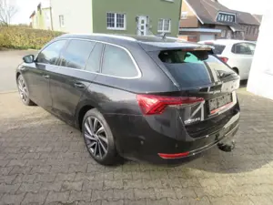 Skoda Octavia Style 2.0 TDI DSG NAVI AHK HEAD UP KEYLESS LEDER ALU APS SITZHEIZUNG LED CLIMATRONIC Bild 2