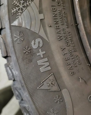 Autoreifen mit Felgen und Sensoren 