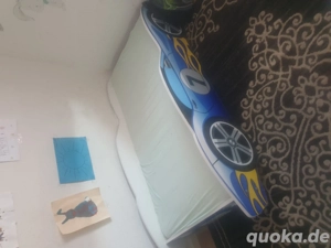 Autobett in blau 