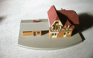 Modelleisenbahn, Spur N, 5 Gebäude, Bahnhof, Kirche, Häuser