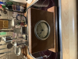 Tischuhr Art Deco aus Stein rötlich mechanisch 