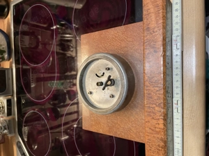 Tischuhr Art Deco aus Stein rötlich mechanisch  Bild 4