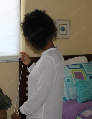 Paar laden nette sie ein für Urlaub+ Freundschaft+