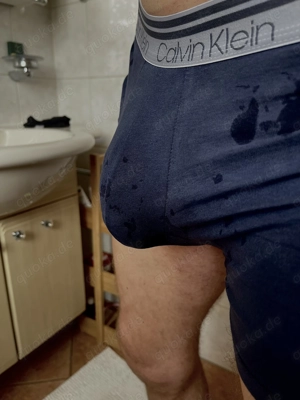 Gay Natursekt du bist jung und sportlich und gibts gerne Natursekt oder lässt beim Pullern zuschauen