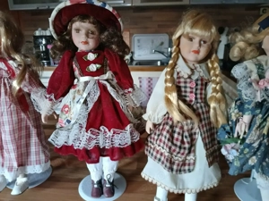 Puppen incl. Kleider und Ständer