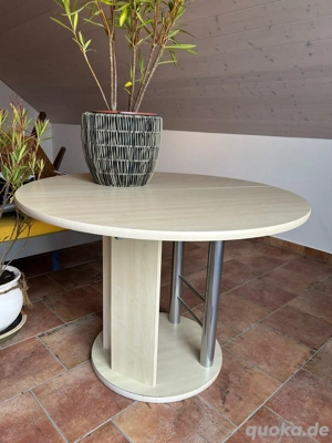 4 Massivholzstühle und 1 runder Tisch