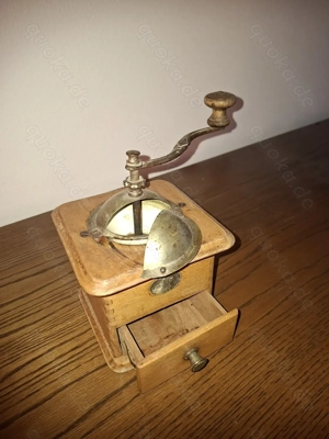 Antike Holzkaffeemühle mit Kurbel von ca. 1880-1890 der Fa. K&M