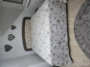 Doppeltbett mit Stauraum 