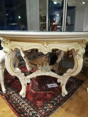   Stilvoller runder Tisch mit extravaganten Verzierungen   echtes Blickfang-Unikat!  
