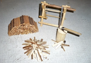Deko fürs Wichtelhaus, Holzplatz, mit Sägebock, Hackstock, Holzhaufen- und Stapel