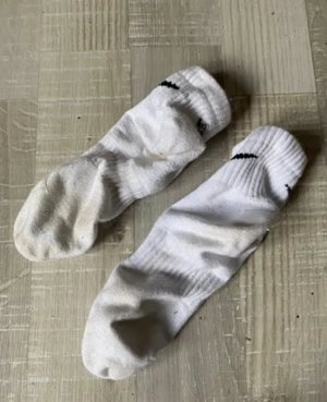 Getragene Socken weiß