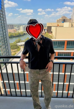 Ein gutaussehender und gepflegter Mann in seinen Dreißigern.