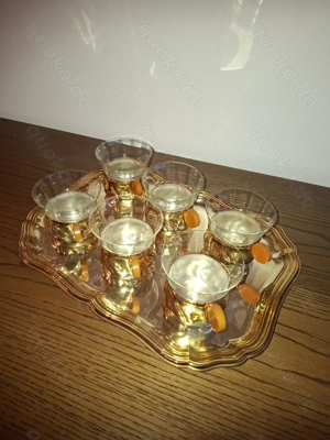 6 Teegläser aus Glas mit Messinghalter und Tablett