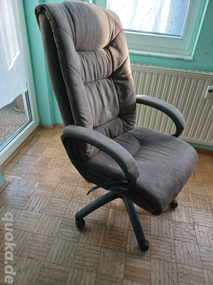 verkaufe schöne angenehme leder büro-stuhl 