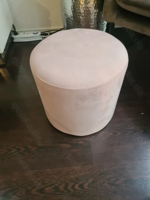 Kleiner hellrosa Samthocker