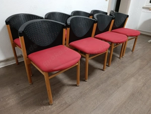 8 Stühle aus Holz, mit rotem Sitzbezug und schwarzer Lehne