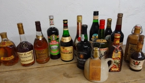 16 Flaschen alte Brandys, Cognacs, Whiskeys ... 