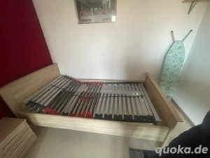 Bett mit verstellbarem Lattenrost + Nachttisch