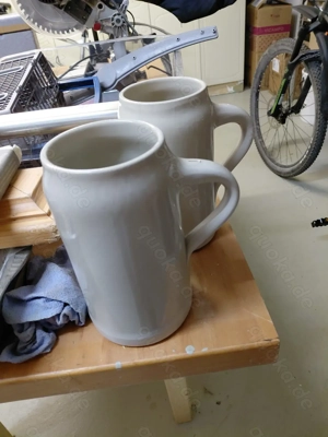 Drei Maßkrüge, zwei Stein ein Glaskrug